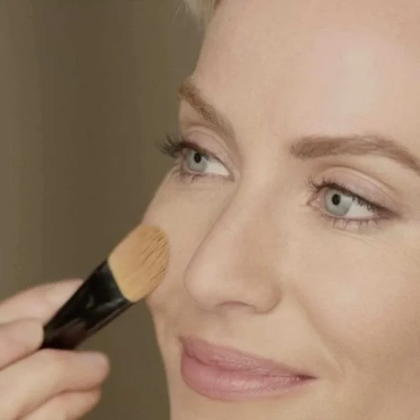 Max Factor Radiant Lift Foundation - Amber 90 - Image 5